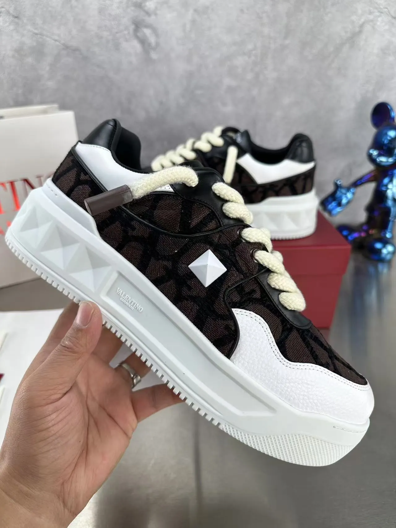 👟👟Ex-factory price 640👟👟 🔺Valentino🔺Valentino new casual shoes 2023 latest model hot style for catwalk couples, thick shoelaces, the same style as Elsa Hosk, Zhang Yixing, Guan Xiaotong and many other stars 🔥 Top version + lasting process, full oil edge on the upper. Fabric: Customized cowhide + cowhide lining with breathable mesh. Outsole: original molded TPU thickened outsole. Size for women is 35-40. Men’s size is 39-45.